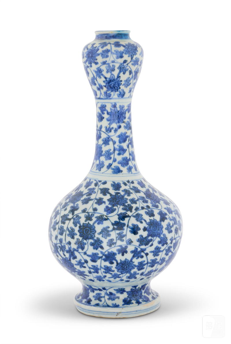 VASE BOUTEILLE EN PORCELAINE BLEU BLANC À DÉCOR DE RINCEAUX DE FLEURS  CHINE, DYNASTIE MING, ÉPOQUE WANLI (1573-1619) - 图2